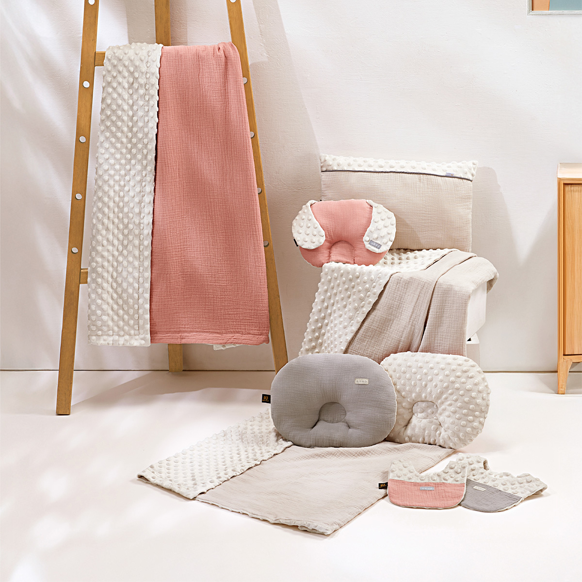 proimages/BeddingSeries/Bedding/4037/4037-雲朵荳荳幼兒護頭枕EDM-20.jpg